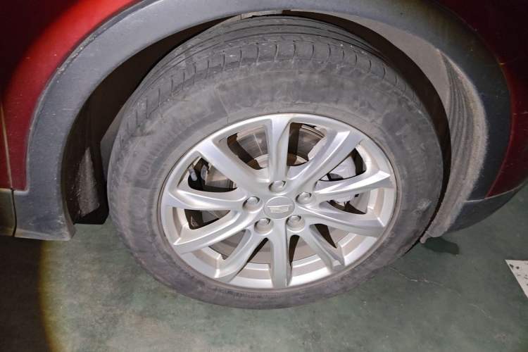 Used Cadillac XT4 2021 28T Two-Wheel Drive Tech Edition Right Front Wheel Hub
