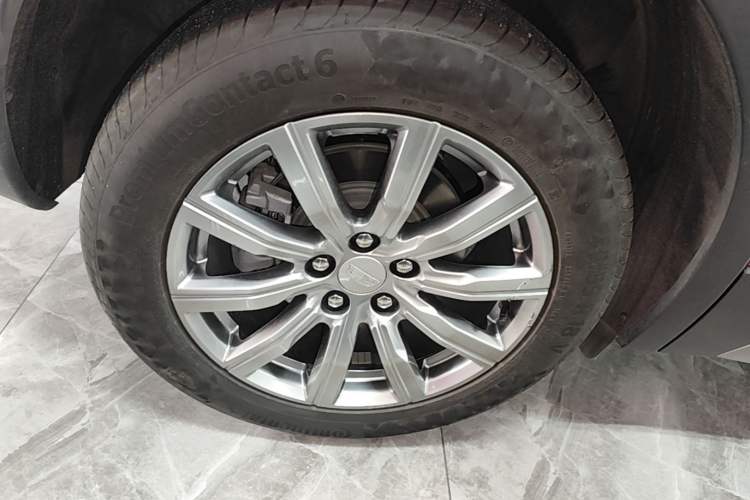 Used Cadillac XT4 2021 28T Two-Wheel Drive Luxury Version Right Rear Wheel Hub