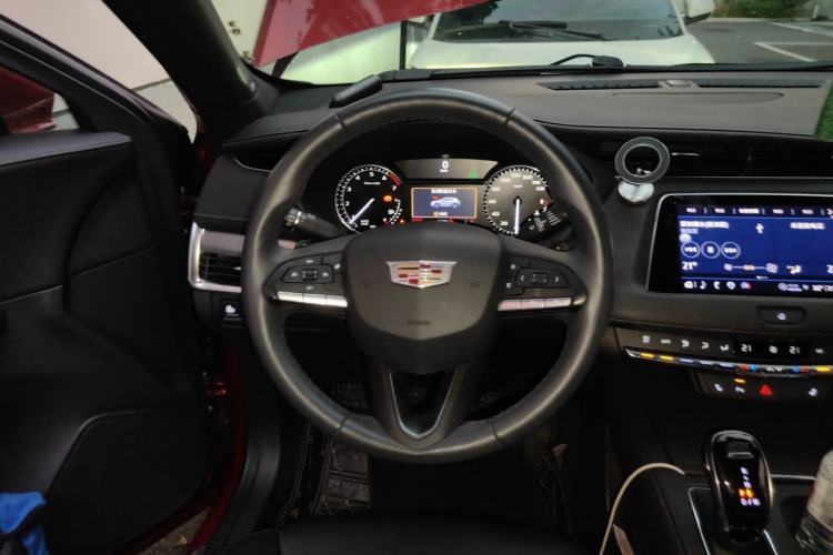Used Cadillac XT4 2021 28T Two-Wheel Drive Luxury Version Steering Wheel