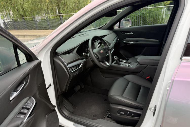 Used Cadillac XT4 2021 28T Two-Wheel Drive Luxury Version Interior 5