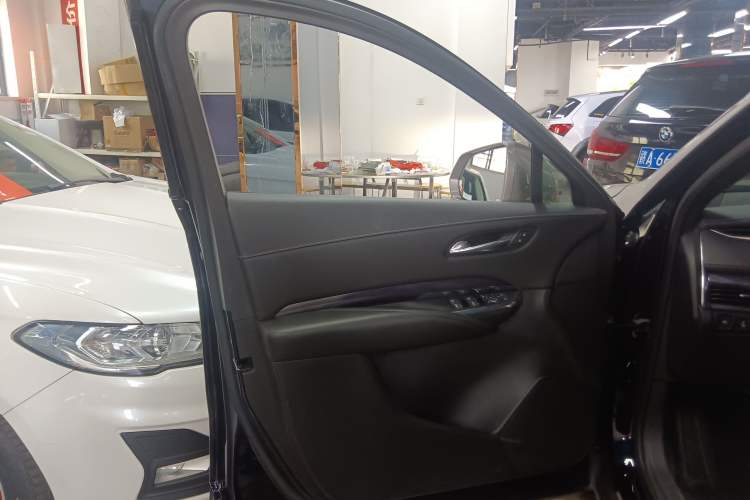 Used Cadillac XT4 2021 28T Two-Wheel Drive Tech Edition Interior 7