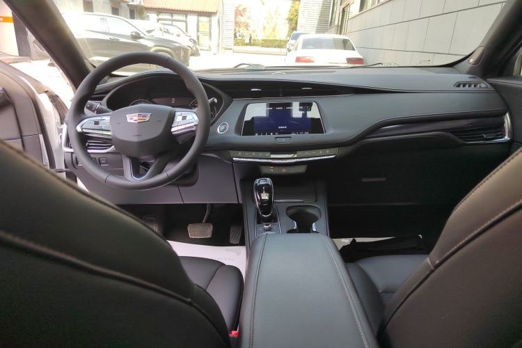 Used Cadillac XT4 2021 28T Two-Wheel Drive Tech Edition Center Console
