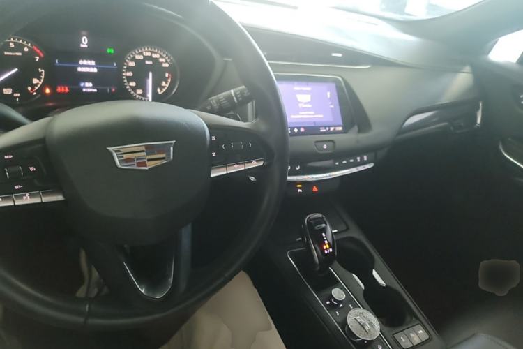 Used Cadillac XT4 2021 28T Two-Wheel Drive Tech Edition Center Console