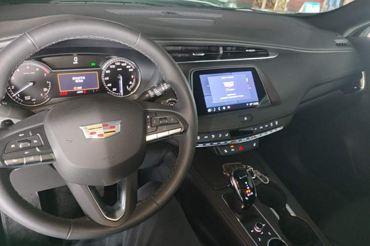 Used Cadillac XT4 2021 28T Two-Wheel Drive Tech Edition Center Console