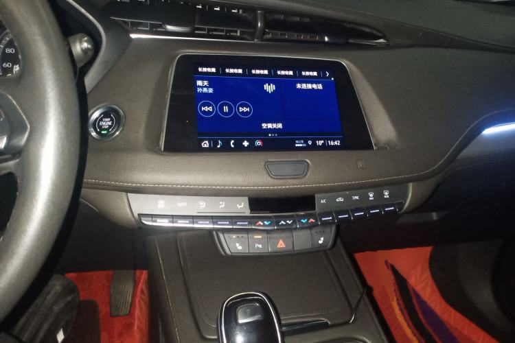 Used Cadillac XT4 2021 28T Two-Wheel Drive Luxury Version Center Console