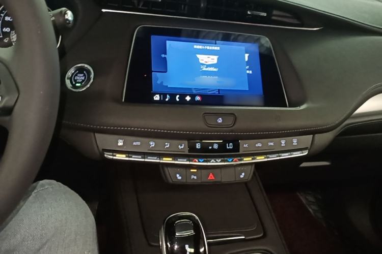 Used Cadillac XT4 2021 28T Two-Wheel Drive Luxury Version Center Console