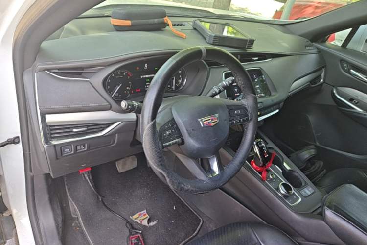 Used Cadillac XT4 2021 28T Two-Wheel Drive Luxury Version Center Console