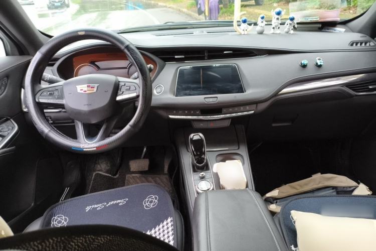 Used Cadillac XT4 2021 28T Two-Wheel Drive Tech Edition Center Console