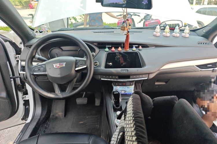 Used Cadillac XT4 2021 28T Two-Wheel Drive Luxury Version Center Console
