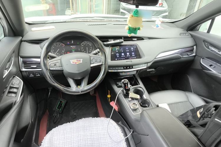 Used Cadillac XT4 2021 28T Two-Wheel Drive Tech Edition Center Console