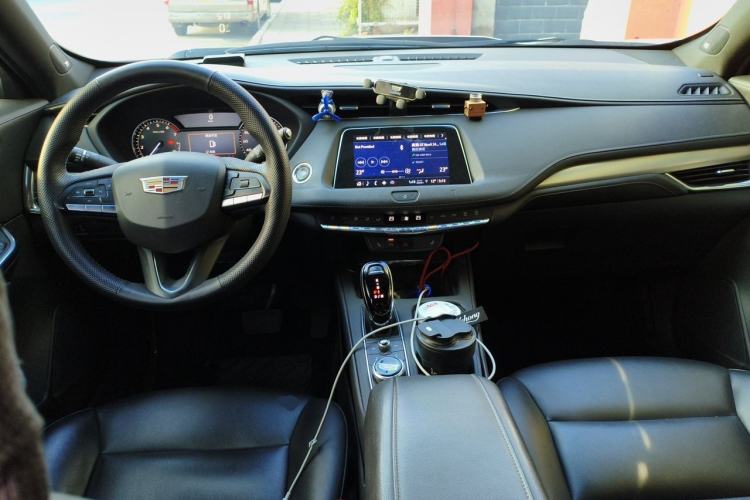 Used Cadillac XT4 2021 28T Two-Wheel Drive Leading Version Center Console
