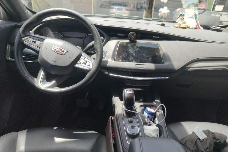 Used Cadillac XT4 2021 28T Two-Wheel Drive Luxury Version Center Console