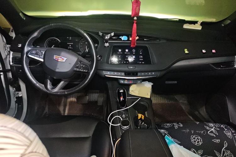 Used Cadillac XT4 2021 28T Two-Wheel Drive Luxury Version Center Console