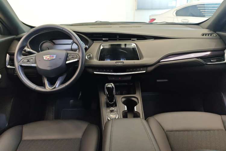 Used Cadillac XT4 2021 28T Two-Wheel Drive Tech Edition Center Console