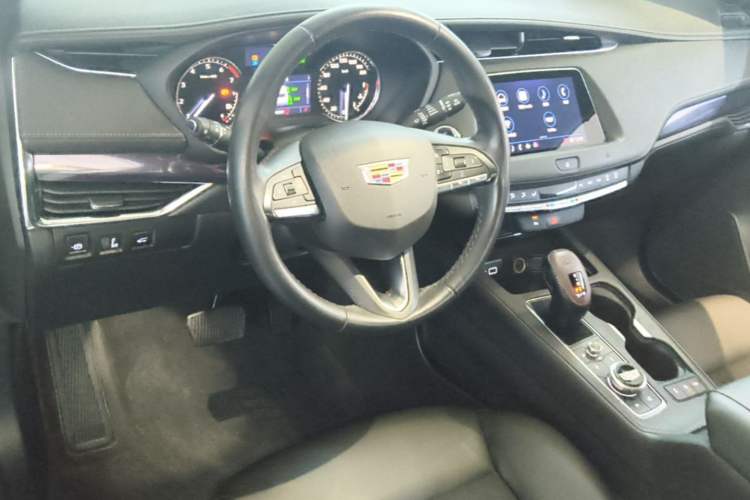Used Cadillac XT4 2021 28T Two-Wheel Drive Tech Edition Center Console
