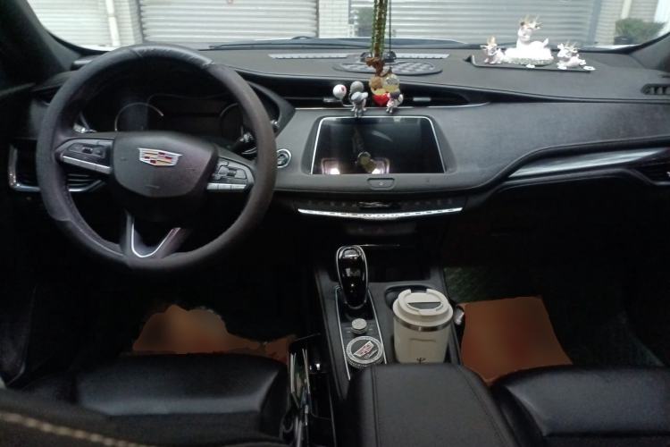 Used Cadillac XT4 2021 28T Two-Wheel Drive Tech Edition Center Console
