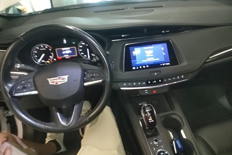 Used Cadillac XT4 2021 28T Two-Wheel Drive Tech Edition Center Console