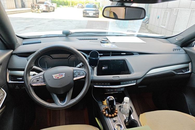Used Cadillac XT4 2021 28T Two-Wheel Drive Leading Version Center Console