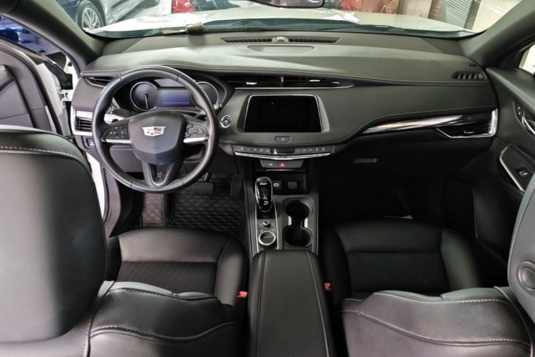 Used Cadillac XT4 2021 28T Two-Wheel Drive Tech Edition Center Console