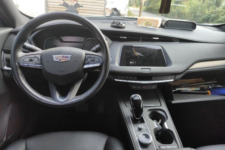 Used Cadillac XT4 2021 28T Two-Wheel Drive Luxury Version Center Console