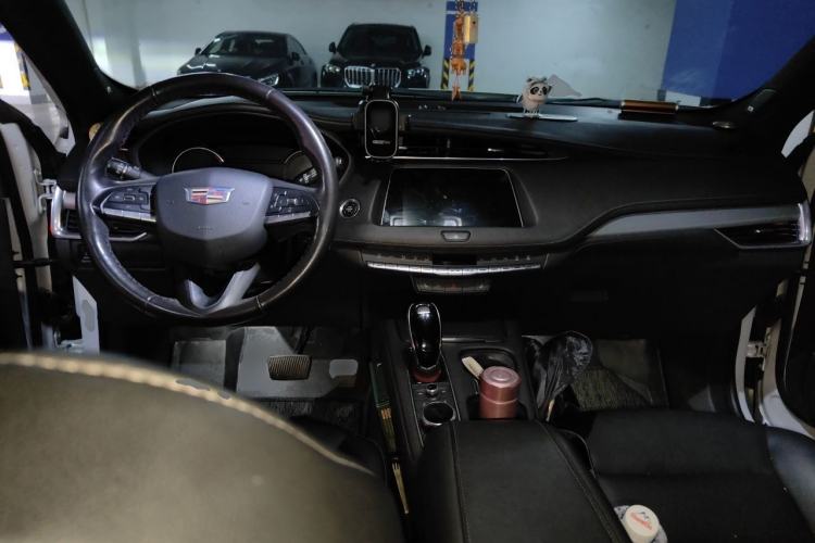 Used Cadillac XT4 2021 28T Two-Wheel Drive Leading Version Center Console