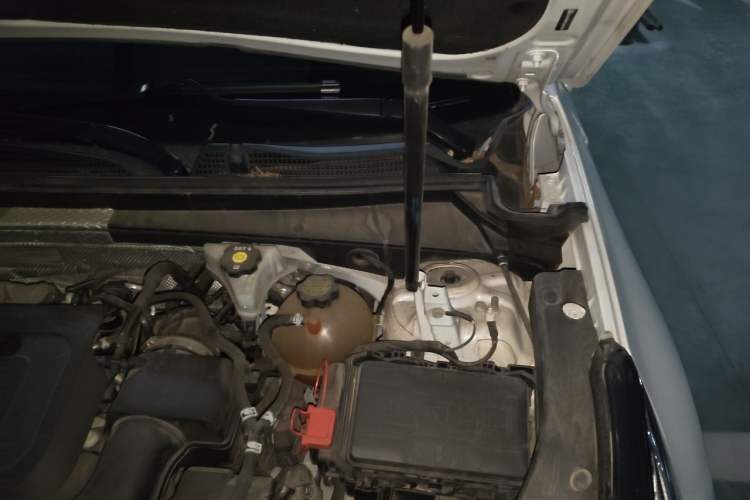 Used Cadillac XT4 2021 28T Two-Wheel Drive Tech Edition Engine Bay Left