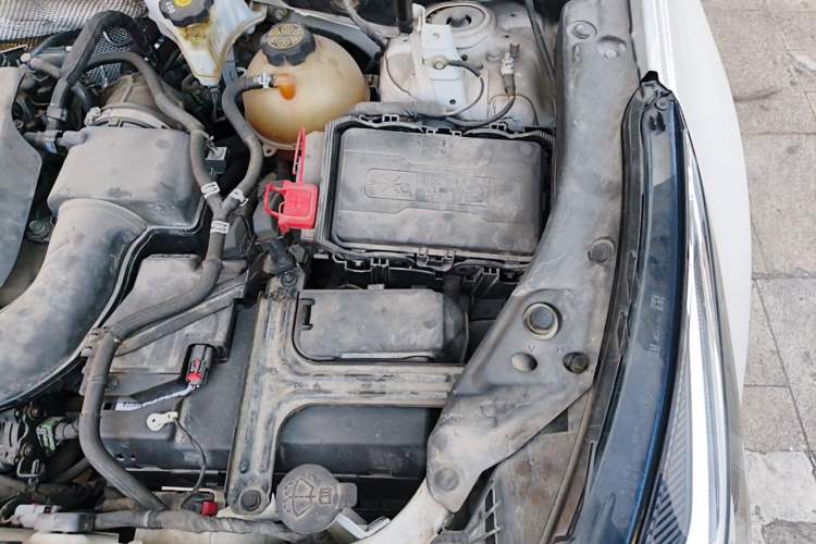 Used Cadillac XT4 2021 28T Two-Wheel Drive Luxury Version Engine Bay Left