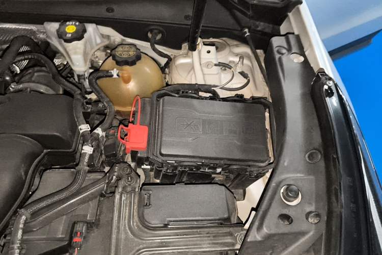 Used Cadillac XT4 2021 28T Two-Wheel Drive Luxury Version Engine Bay Left