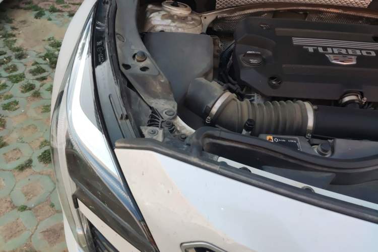 Used Cadillac XT4 2021 28T Two-Wheel Drive Luxury Version Engine Bay Right