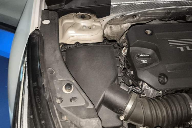 Used Cadillac XT4 2021 28T Two-Wheel Drive Luxury Version Engine Bay Right