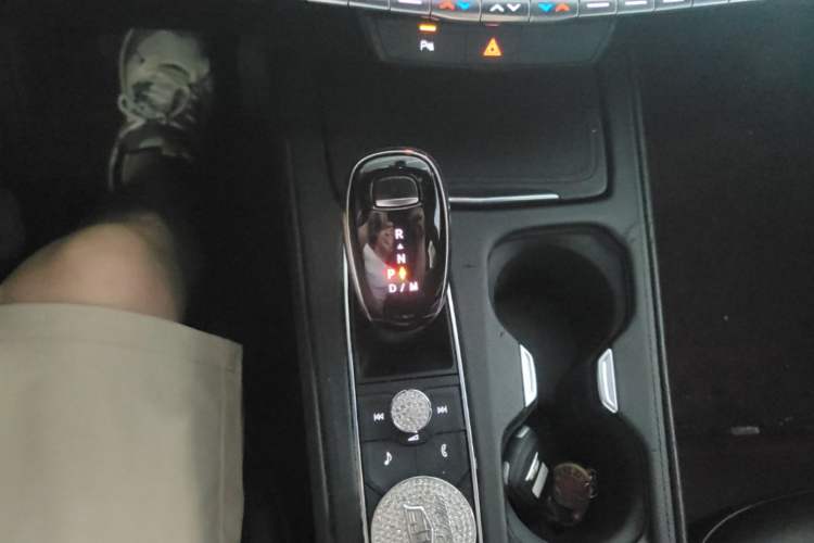 Used Cadillac XT4 2021 28T Two-Wheel Drive Tech Edition Gear Lever