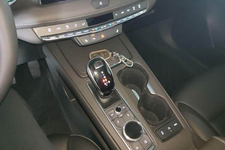 Used Cadillac XT4 2021 28T Two-Wheel Drive Tech Edition Gear Lever