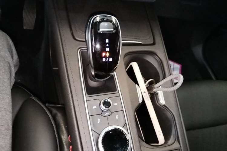 Used Cadillac XT4 2021 28T Two-Wheel Drive Tech Edition Gear Lever