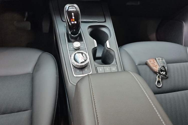 Used Cadillac XT4 2021 28T Two-Wheel Drive Tech Edition Gear Lever