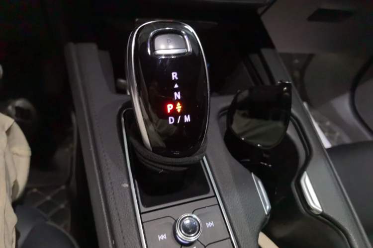 Used Cadillac XT4 2021 28T Two-Wheel Drive Tech Edition Gear Lever