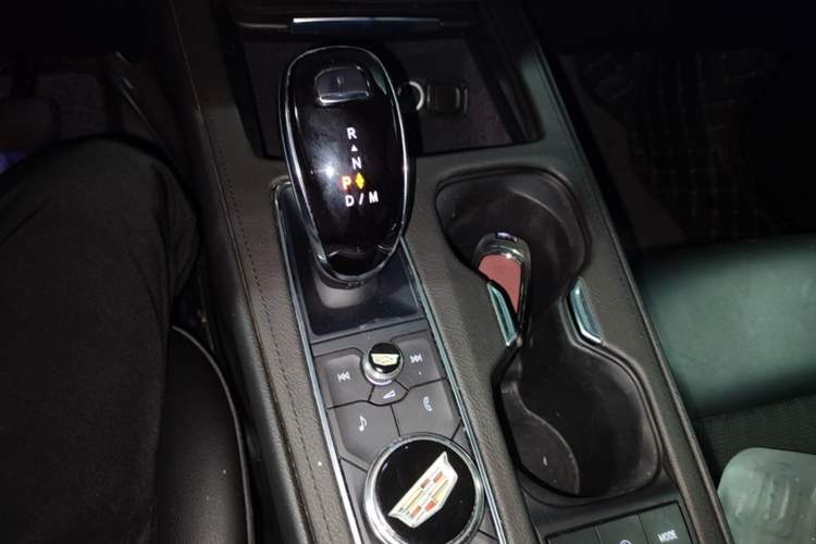 Used Cadillac XT4 2021 28T Two-Wheel Drive Tech Edition Gear Lever