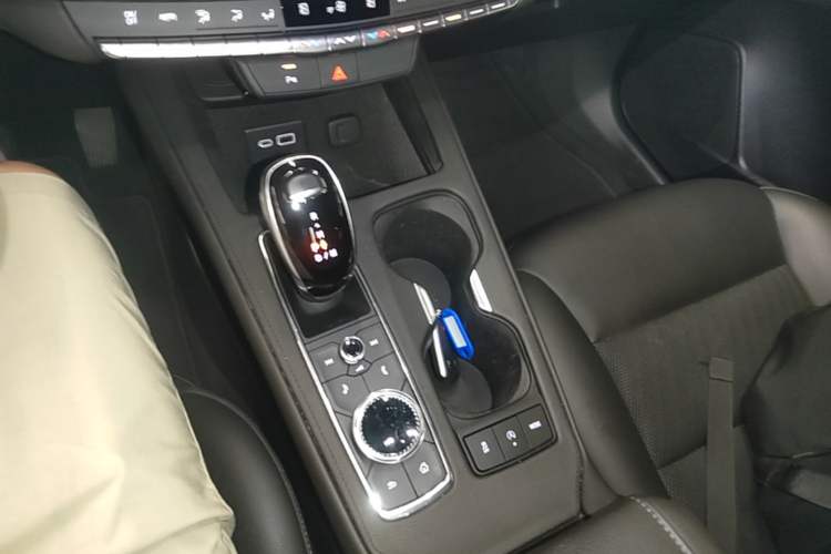 Used Cadillac XT4 2021 28T Two-Wheel Drive Tech Edition Gear Lever