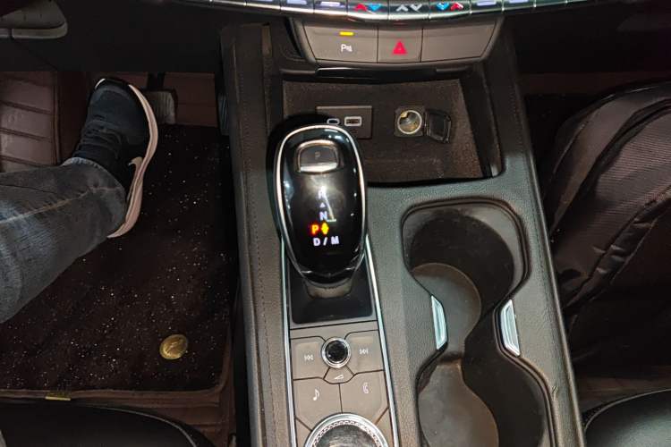 Used Cadillac XT4 2021 28T Two-Wheel Drive Tech Edition Gear Lever