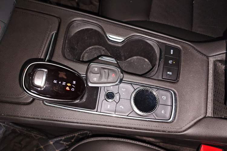 Used Cadillac XT4 2021 28T Two-Wheel Drive Tech Edition Gear Lever