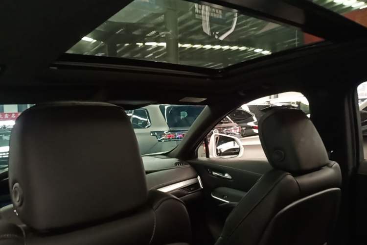 Used Cadillac XT4 2021 28T Two-Wheel Drive Luxury Version Headliner