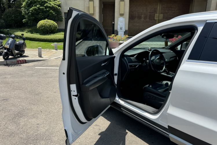 Used Cadillac XT4 2021 28T Two-Wheel Drive Leading Version Interior 2