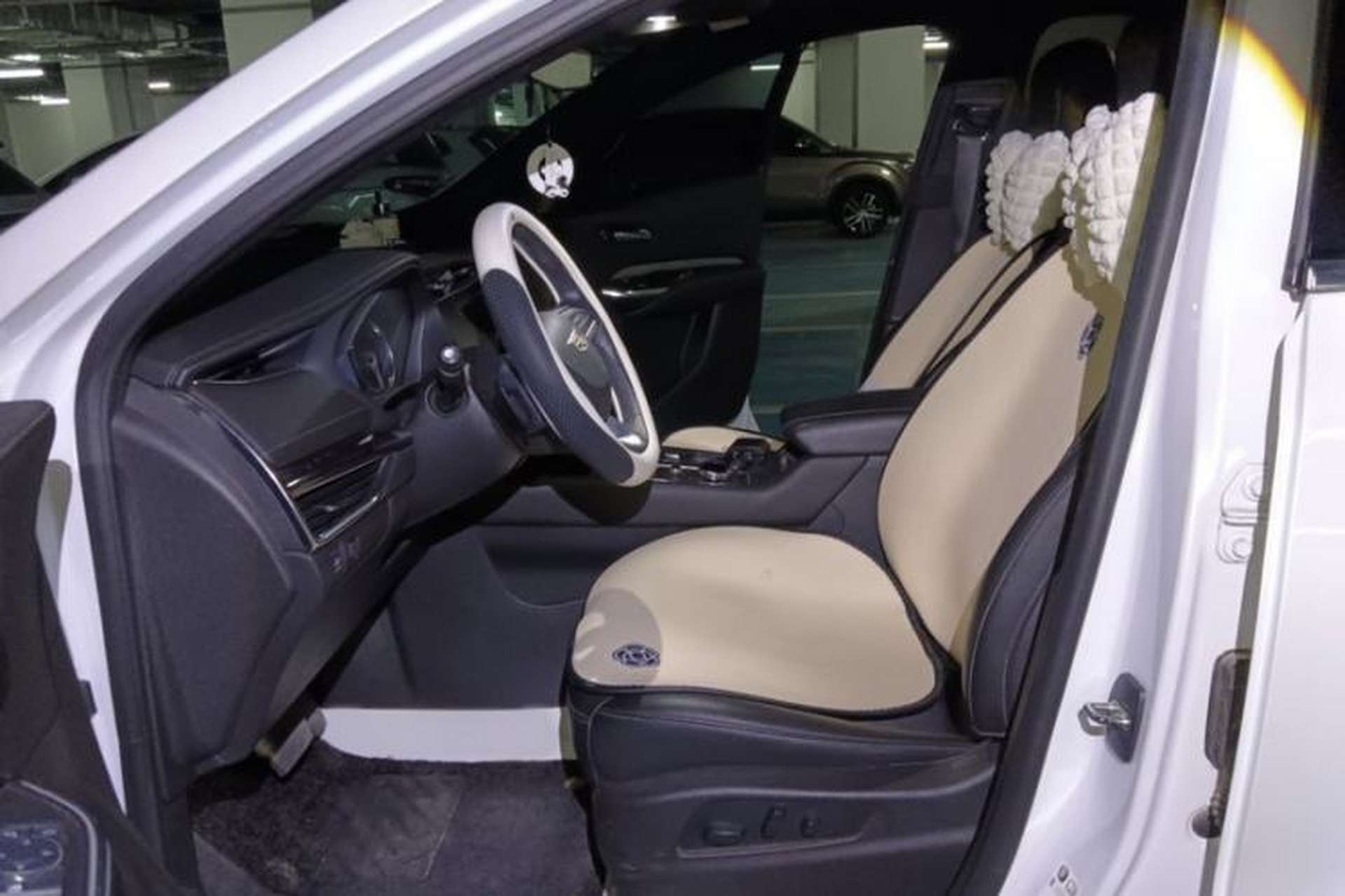 Used Cadillac XT4 2021 28T Two-Wheel Drive Tech Edition Interior 2