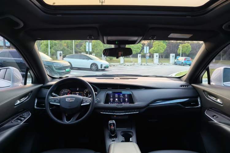 Used Cadillac XT4 2021 28T Two-Wheel Drive Tech Edition Interior 3