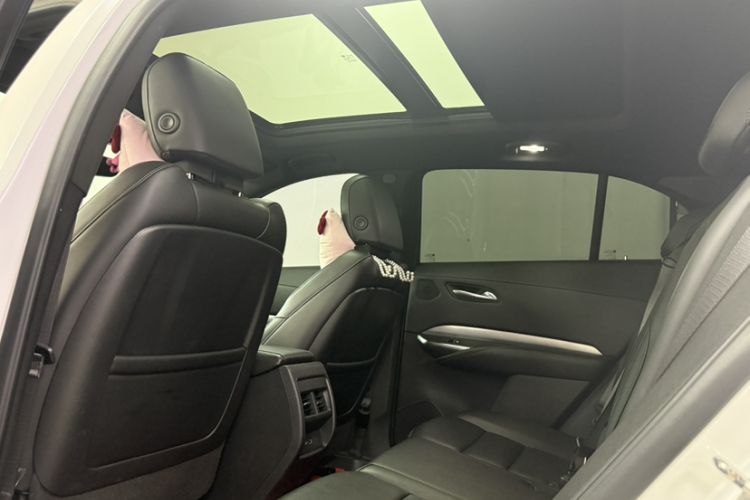 Used Cadillac XT4 2021 28T Two-Wheel Drive Leading Version Interior 3