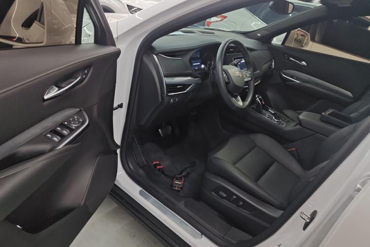 Used Cadillac XT4 2021 28T Two-Wheel Drive Leading Version Interior 3