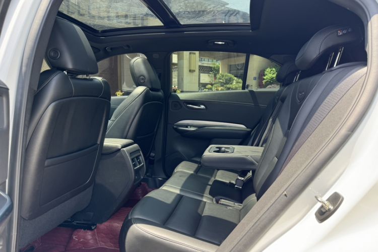 Used Cadillac XT4 2021 28T Two-Wheel Drive Leading Version Interior 4