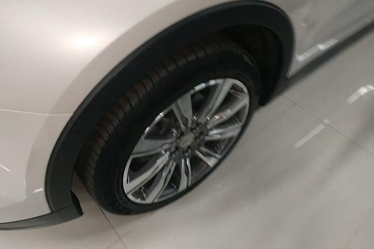 Used Cadillac XT4 2021 28T Four-Wheel Drive Platinum Edition Left Front Wheel Hub