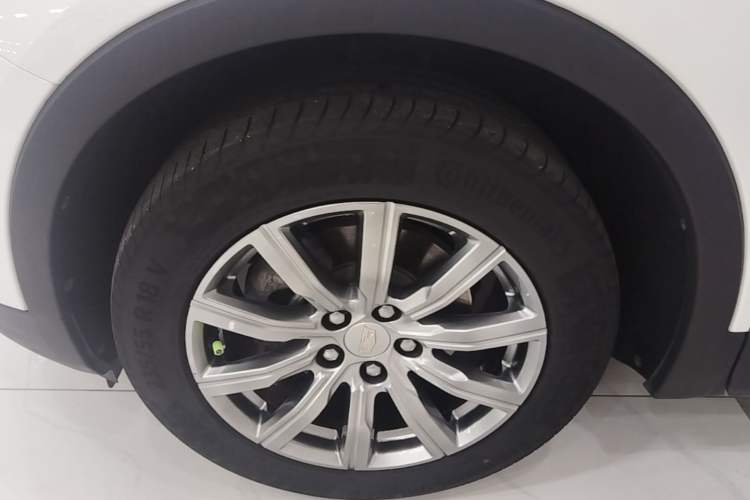 Used Cadillac XT4 2021 28T Two-Wheel Drive Leading Version Left Front Wheel Hub