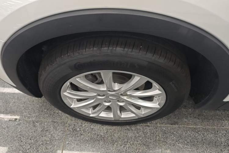 Used Cadillac XT4 2021 28T Two-Wheel Drive Tech Edition Left Front Wheel Hub