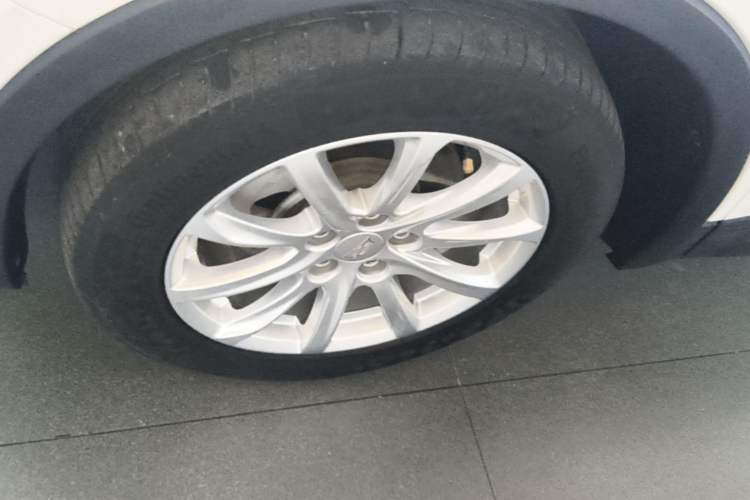 Used Cadillac XT4 2021 28T Two-Wheel Drive Tech Edition Left Front Wheel Hub